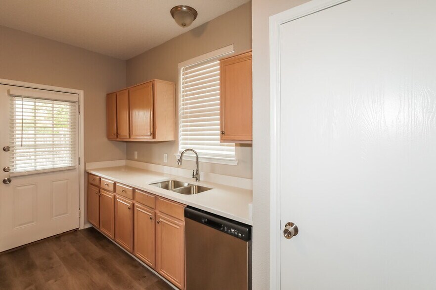 Building Photo - 7213 Park Creek Cir W