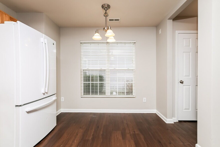 Building Photo - 2043 Swimming Hole Cir