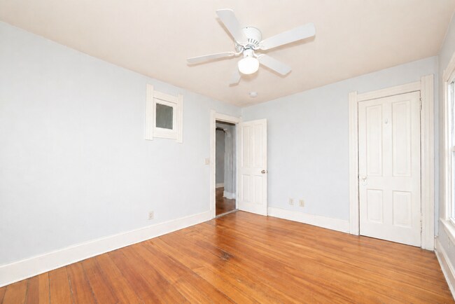 Building Photo - 114 E Johnson St