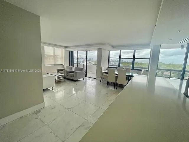 Building Photo - 2555 Collins Ave