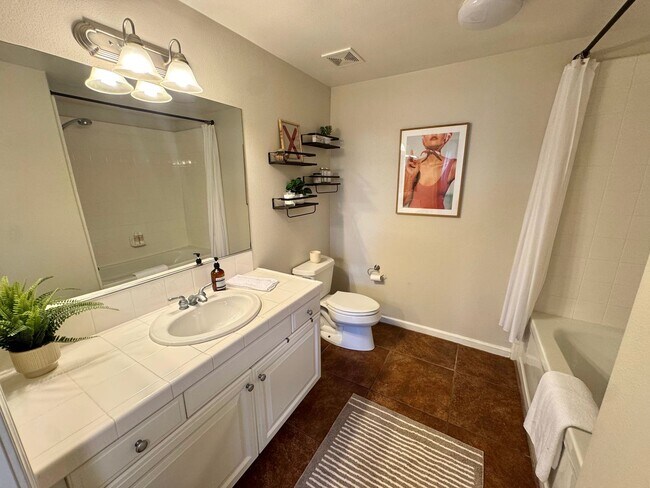Building Photo - Gorgeous 3 Bed, 2 Bath Unit with Ocean Views