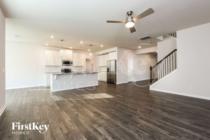 Building Photo - 558 Hillpark Ln