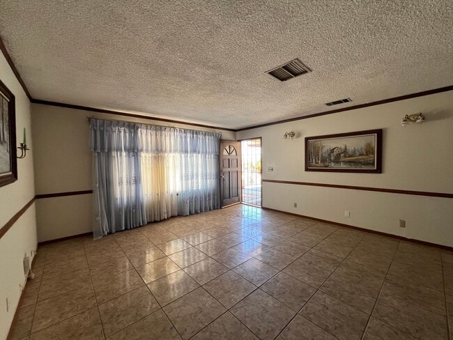Building Photo - 3 Bedroom 2 Bathroom House with RV Parking...