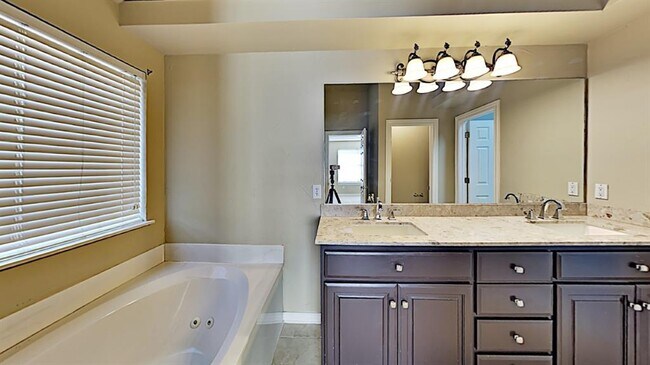 Building Photo - 6808 Sandlewood Dr