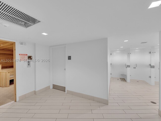 Building Photo - 2500 Parkview Dr