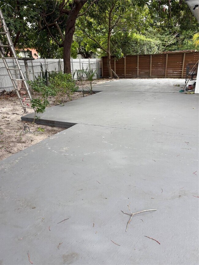 Building Photo - 280 NE 48th Terrace