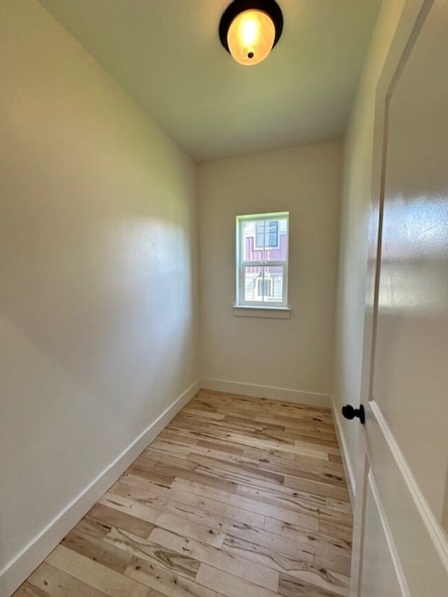Building Photo - Beautiful 4 bedroom townhome