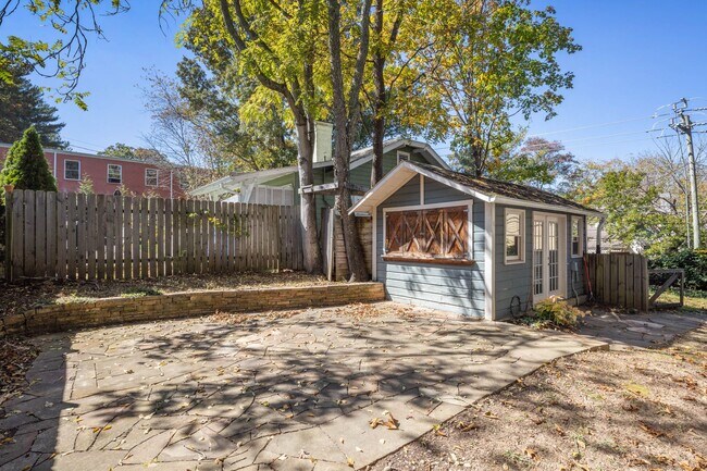 Building Photo - Charming Craftsman Home in Montford