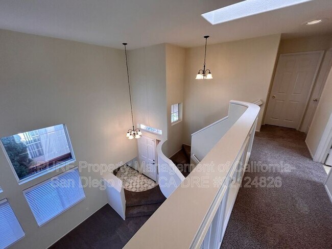 Building Photo - 564 Vista Miranda