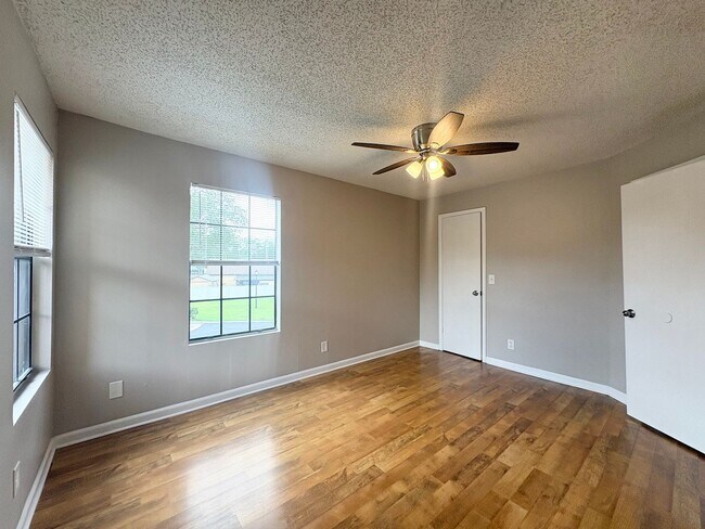 Building Photo - 1/1 Condo in Gated Lakefront Community of Altamonte Springs!