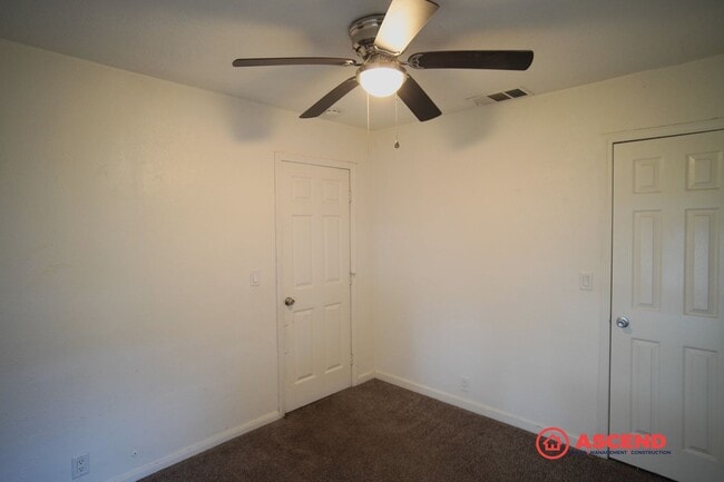 Building Photo - Cozy home located in the Northeast!