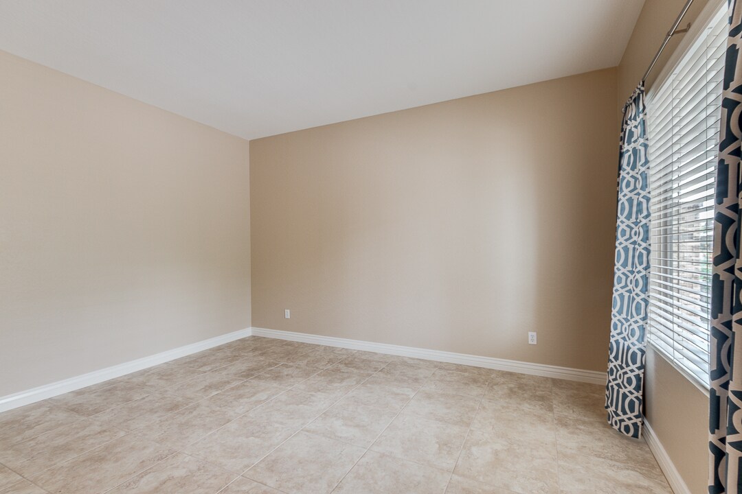 Building Photo - 1326 E Macaw Dr