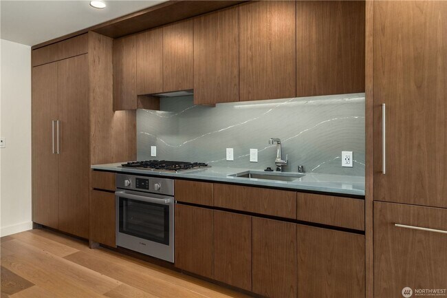Building Photo - Gorgeous Condo & Amazing Building Steps from Pike Place Market!- $2425