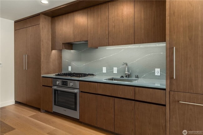 Building Photo - Gorgeous Condo Steps from Pike Place Market!- $2350