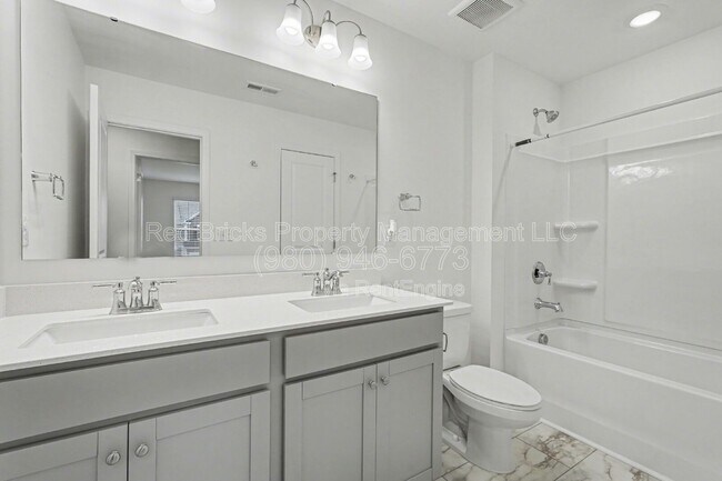 Building Photo - 760 Kitfox Dr NW
