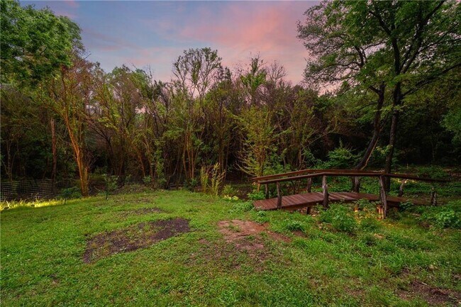 Building Photo - 1910 Holly Hill Dr