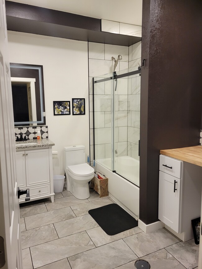 Building Photo - 2814 Biplane St