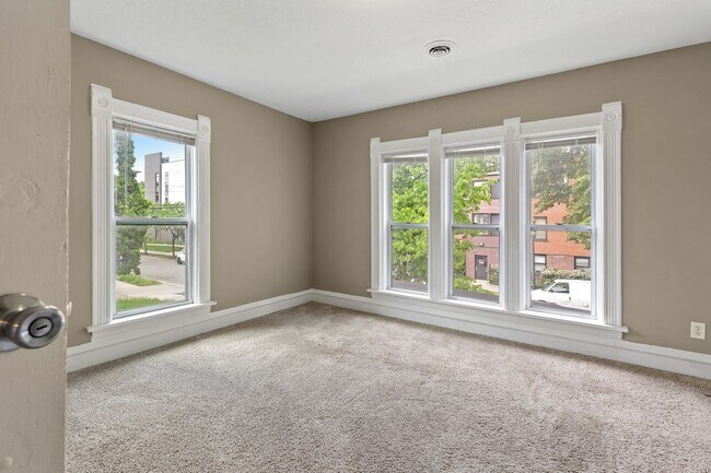 Building Photo - 3BR/1Bath + Office Area Available Sept 12t...