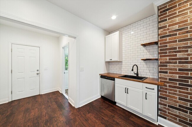 Building Photo - $1,675 - Spacious 3 Bedroom in North End