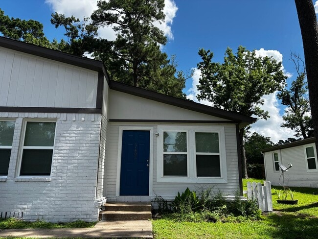 Building Photo - 3 Bedroom 2 Bath
