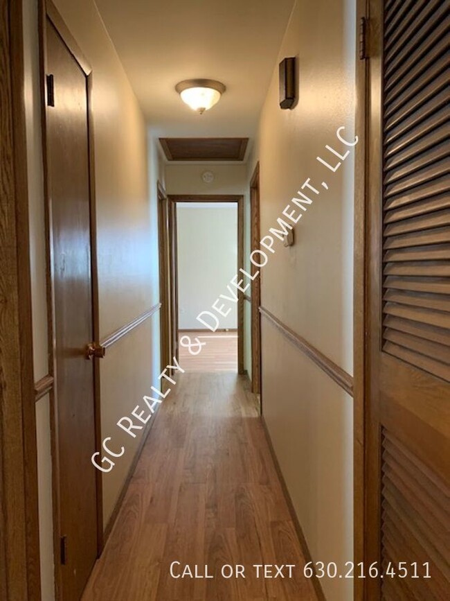 Building Photo - ***SINGLE FAMILY RANCH / 3 BDRM / 2.5 BTH ...