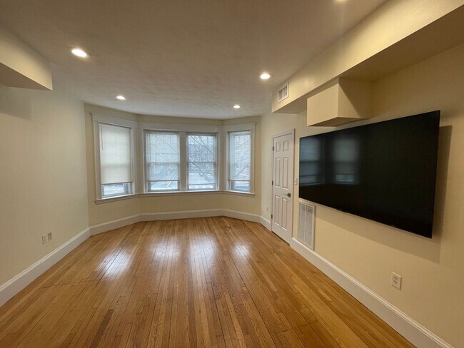 Building Photo - Avl 9/1 Huge renovated Coolidge Corner 4BR/3BA with AC!