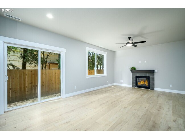 Building Photo - Beautiful 3 Bedroom, 2.5 Bath House in Newberg