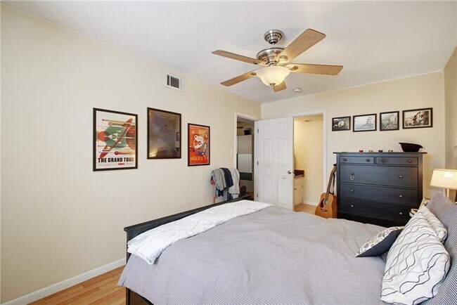 Building Photo - Large 1 bedroom in Hyde Park! Reserved par...
