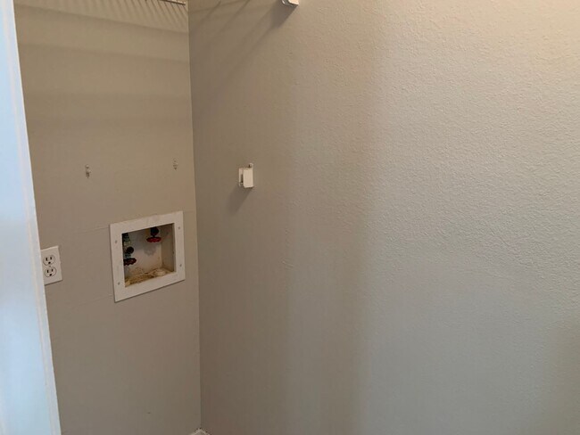 Building Photo - Great Floor Plan