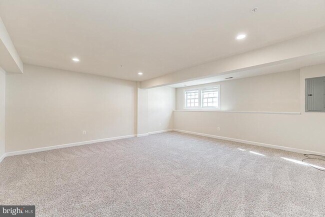 Building Photo - 3874 Carriage Hill Dr