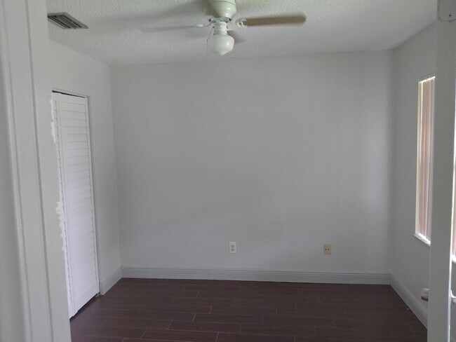 Building Photo - 1322 Pines Ln