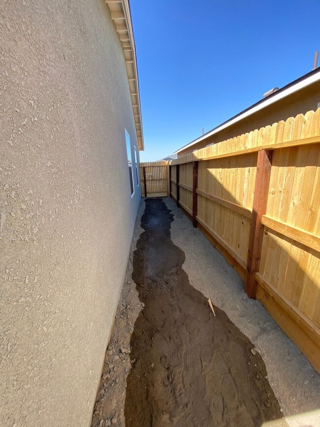 Building Photo - Tulare smart home, DR HORTON built home coming soon! Energy efficient