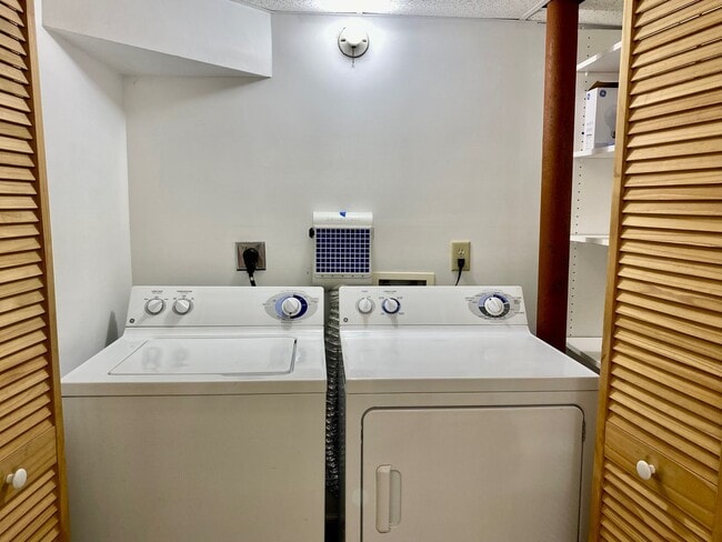 Building Photo - South AVL - Spacious 1/1 Apt with Sunroom!