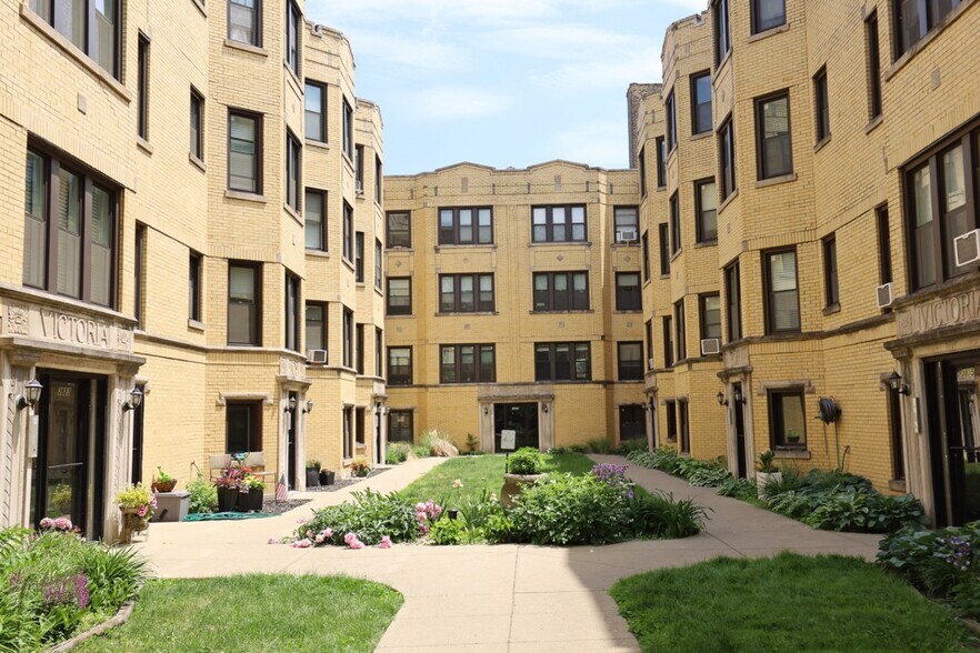 Primary Photo - 3821 N Greenview Ave