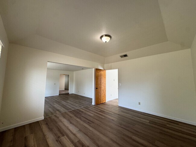 Building Photo - 657 W Escalon Ave