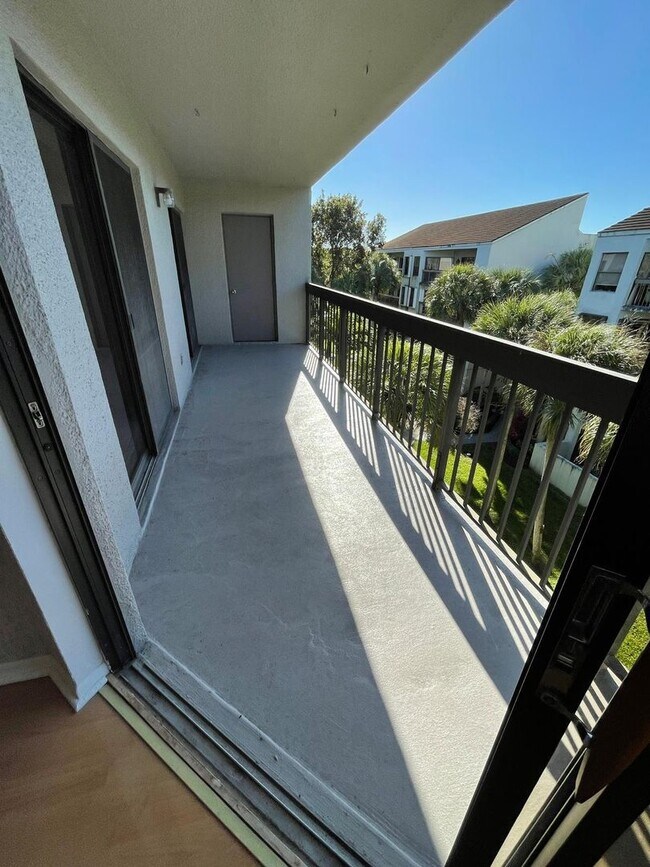 Building Photo - Calusa 403DN