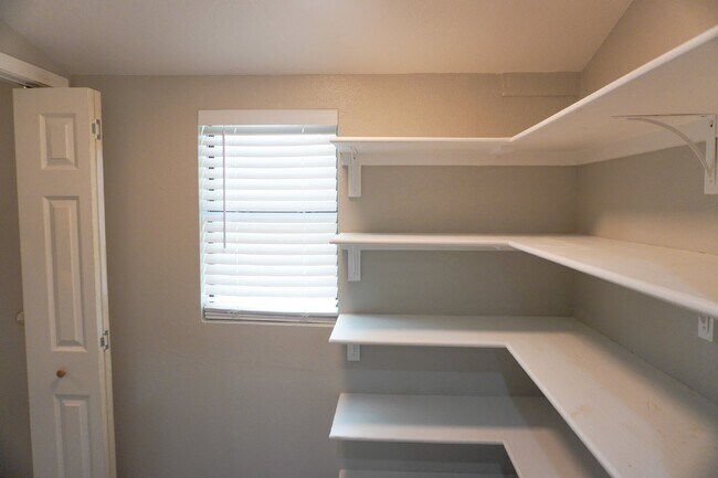 Building Photo - Charming Fully Updated 1930's Cottage in J...