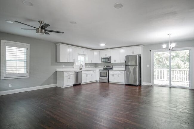Building Photo - 3309 Poplar Dr