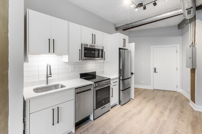 Building Photo - 7645 N Sheridan Rd