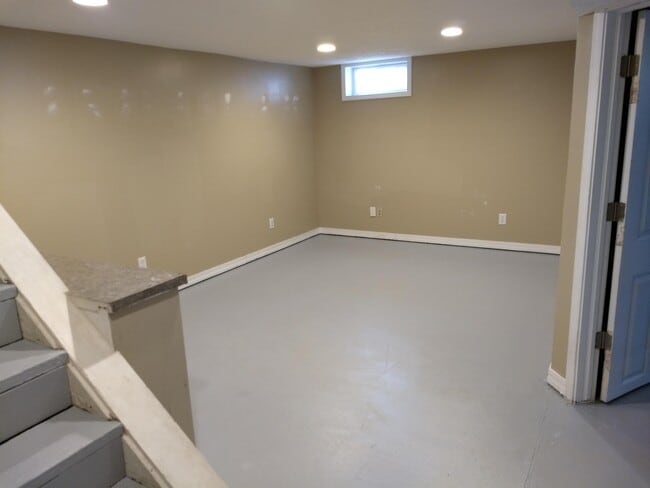 Building Photo - 1414 E 5th St