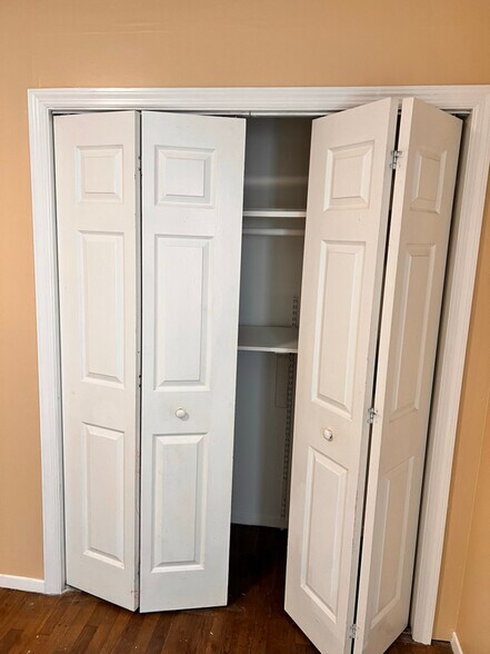 Building Photo - 270 Louise Ave