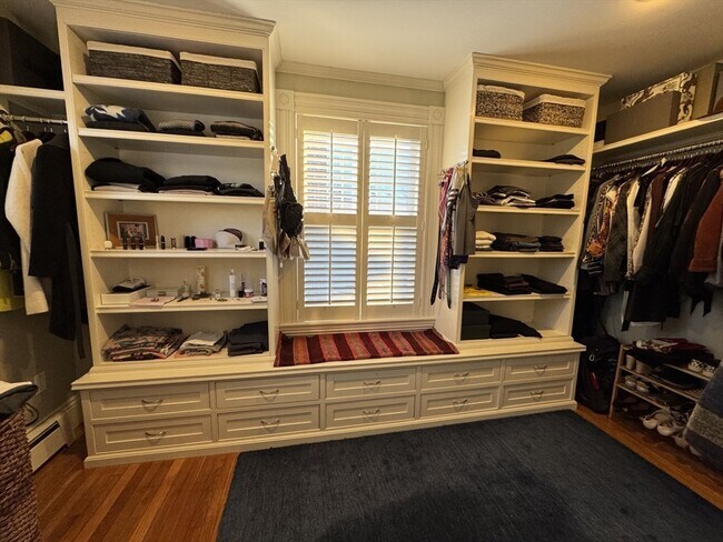 Building Photo - 35 Wellesley St