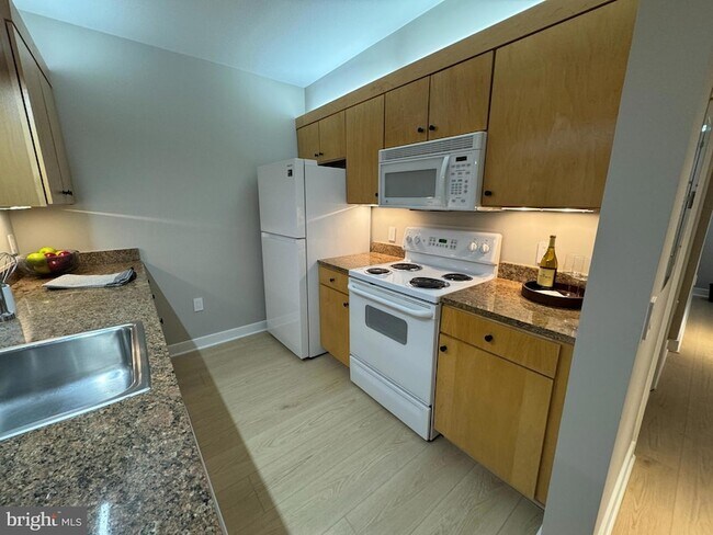 Building Photo - 616 E Street NW Unit 308