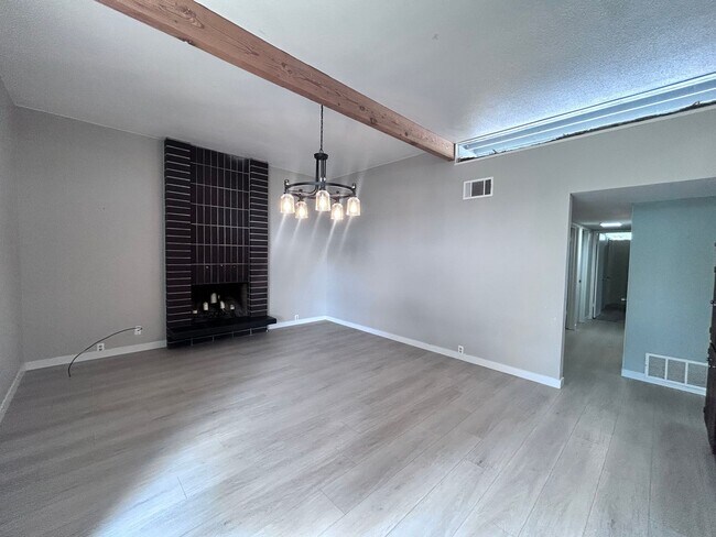 Building Photo - Three Bedroom Two Bathroom Home with Den/Home Office