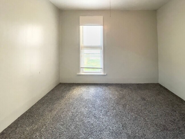 Building Photo - Downtown Home with fence and nice updates and clawfoot tub