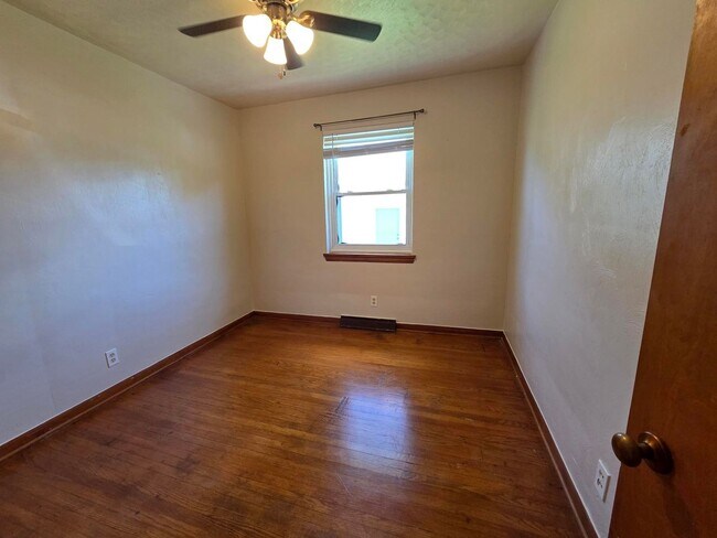 Building Photo - 947 S Heltman Ave