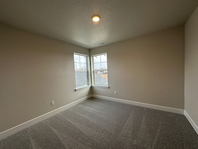 Building Photo - Welcome to this brand-new 3-bedroom, 2.5-bath home located in NW Redmond, OR.
