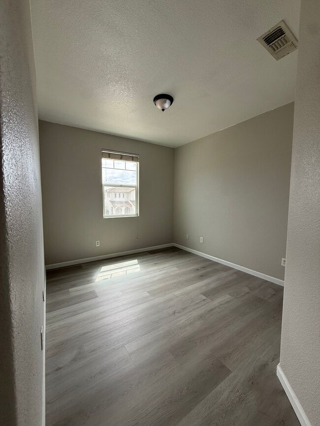 Building Photo - 4 Bed| 2.5 Bath | 2090 SF | Two Story | Tenant pays $175 monthly for WS&G