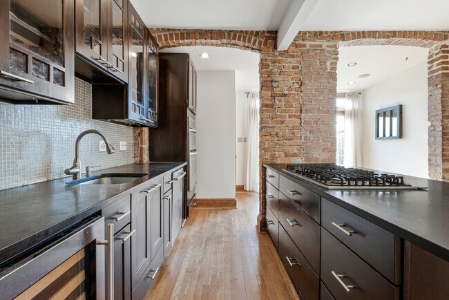 Building Photo - Big and Comfy Townhouse