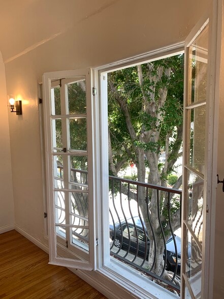 Building Photo - 802 N Sweetzer Ave